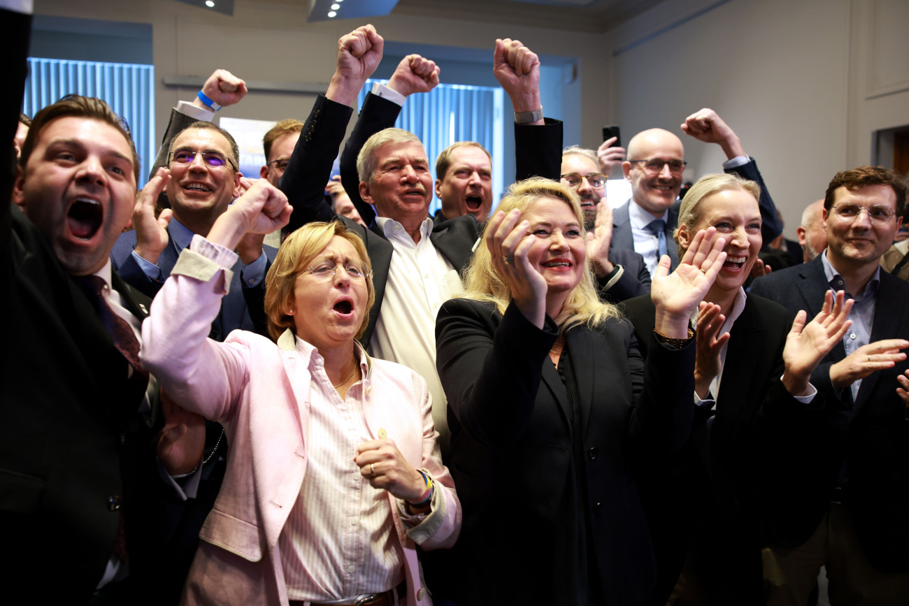Berlin, 2026. szeptember 20.
Kristin Brinker, a német ellenzéki Alternatíva Németországnak (AfD) párt listavezetõje (k), Alice Weidel, a párt és a parlamenti frakció társelnöke (j2) és Beatrix von Storch párttag (b2) a párt berlini eredményváróján a berlini tartományi választás estéjén, 2026. szeptember 20-án.
MTI/EPA/Clemens Bilan