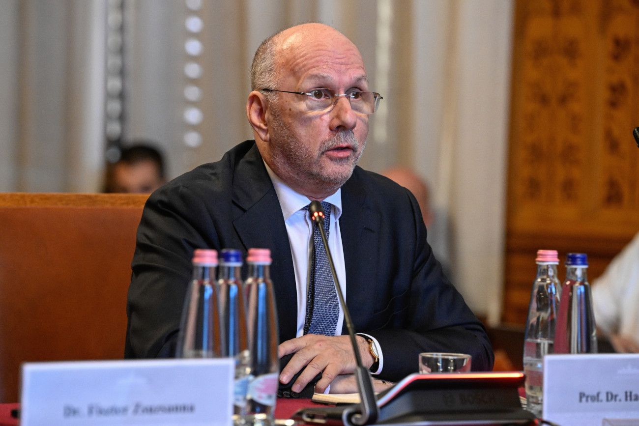 Budapest, 2026. szeptember 16.
Hack Péter jogtudós, egyetemi tanár, volt országgyûlési képviselõ a meghallgatásán, a végrehajtási visszaéléseket feltáró országgyûlési vizsgálóbizottság ülésén az Országházban 2026. szeptember 16-án.
MTI/Máthé Zoltán