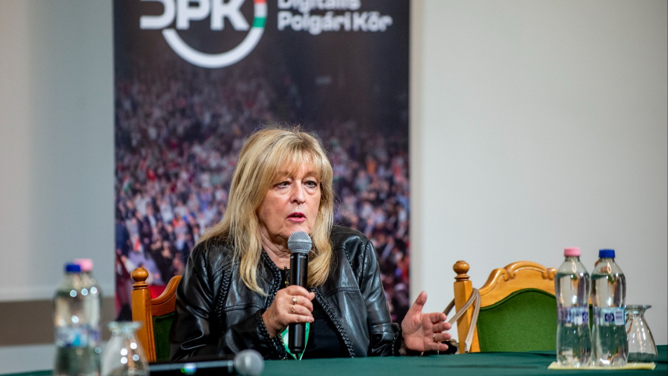Lakitelek, 2026. október 17.
Schmidt Mária, a Terror Háza Múzeum korábbi fõigazgatója és Cs. Király Tamás moderátor az I. Országos DPK Tábor, a Digitális Polgári Körök közösségének rendezvényén, az Újkommunisták akcióban  Mit üzen a Terror Háza elleni támadás? címû pódiumbeszélgetésen a lakiteleki Hungarikum Ligetben 2026. október 17-én.
MTI/Ujvári Sándor