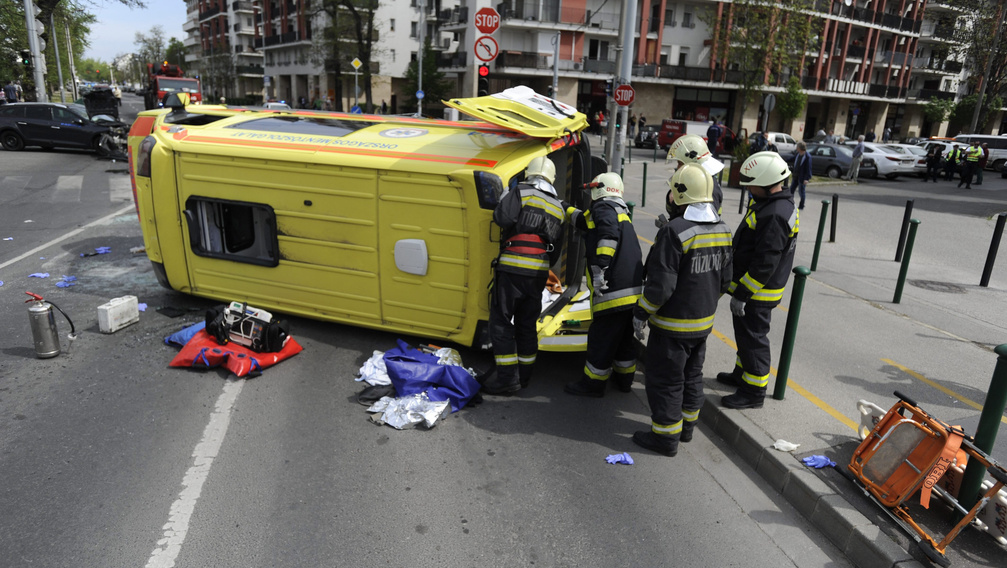 Súlyos mentőautó-baleset a XIII. kerületben