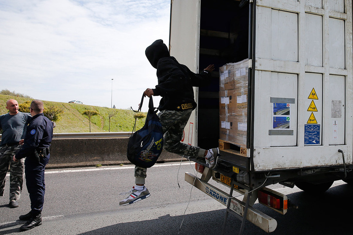 Milliárdos kárt okoz az európai szállítóvállalatoknak a migráció