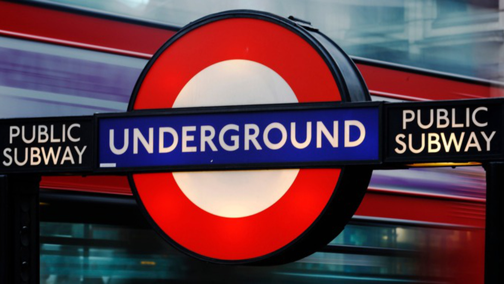 Ötvenezer boldog lumpoló a londoni metróban