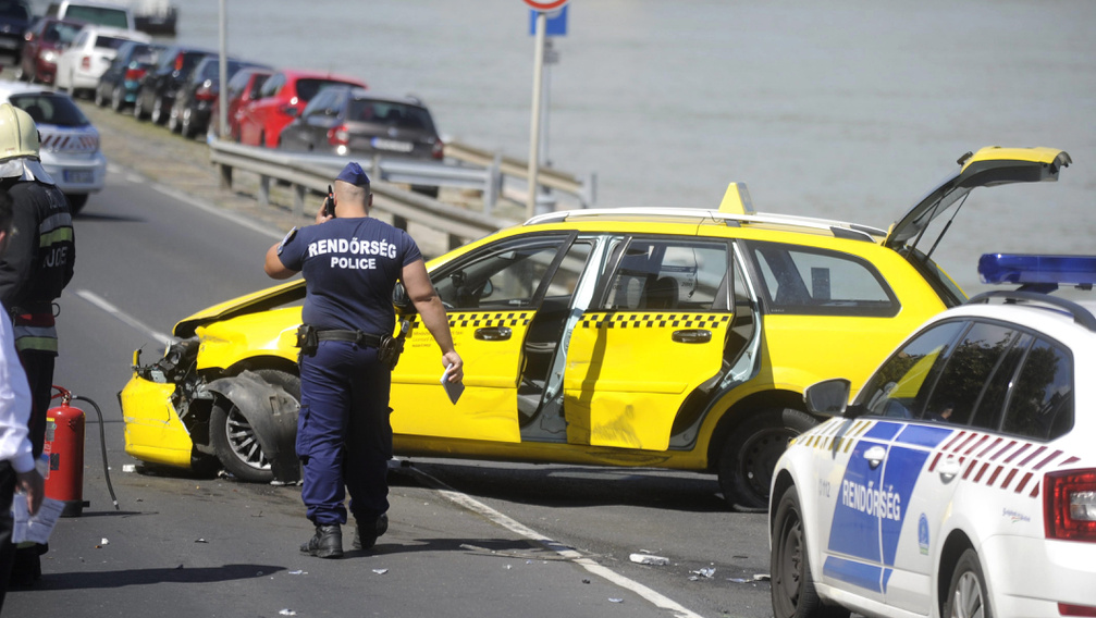Kigyulladt a menekülő taxi az Erzsébet hídnál