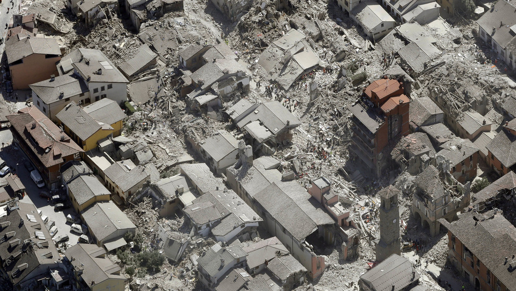 Éjjel is kutatták a túlélőket az olaszországi földrengés helyszínein