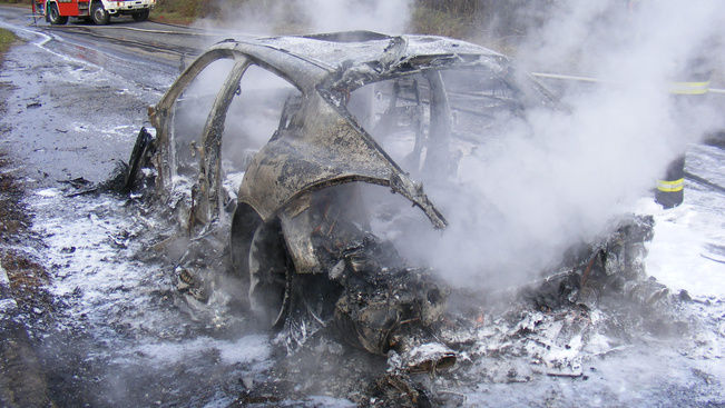 Felismerhetetlenségig kiégett egy autó - képek