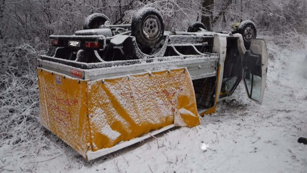 Sokkoló képek a hóban összetört autókról