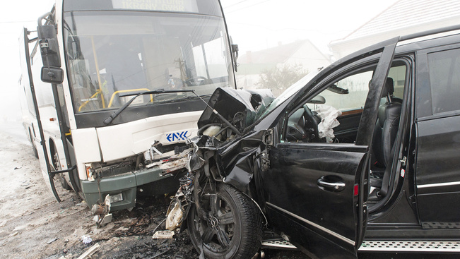 Autóbusz ütközött terepjáróval: 10 sérült - fotók, videó
