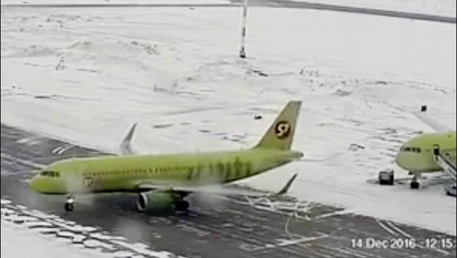 Keresztben csúszott a repülő a lefagyott betonon - videó