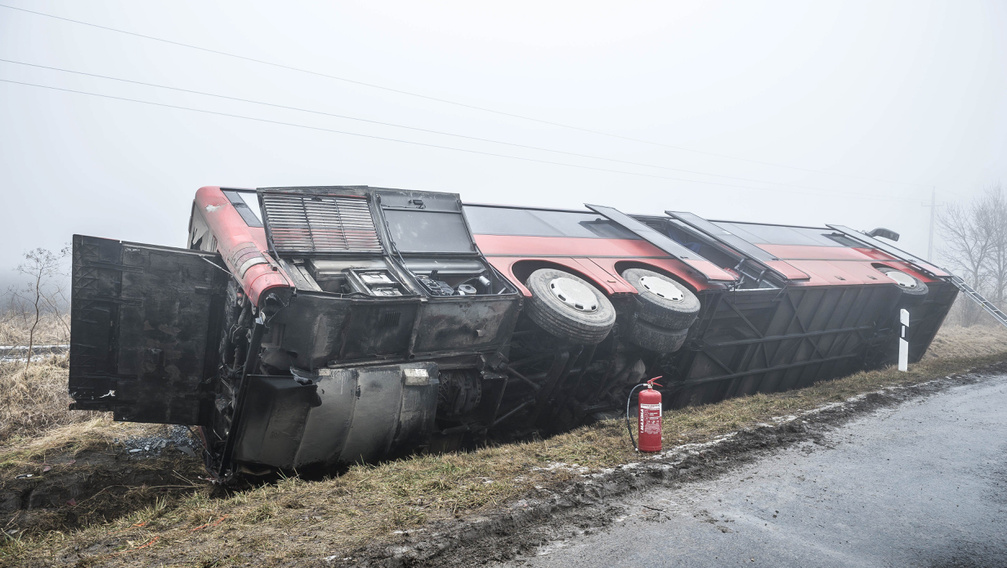 Újabb súlyos buszbaleset: tizenheten sérültek meg Kislángnál - fotó
