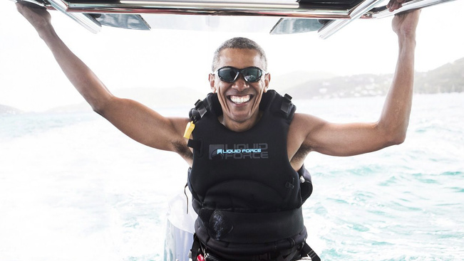 Obama végre megtanult szörfözni - videó