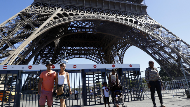 Gigantikus üvegfalat húznak az Eiffel-torony köré