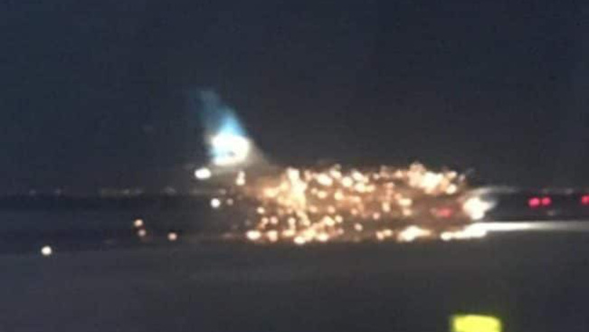 Kigyulladt egy repülő a New York-i repülőtéren - fotó és videó