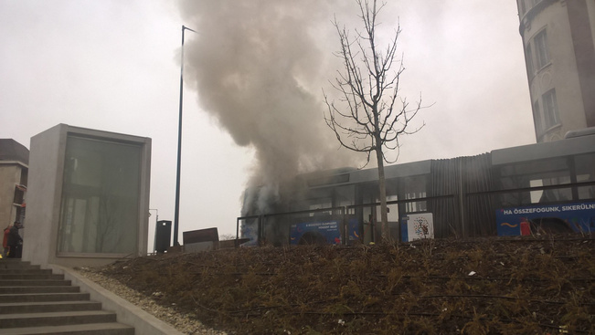 Lángolt a 139-es busz a Széll Kálmán téren - fotók