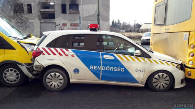 Példátlan rendőrautó-halál Miskolcon - fotó és videó