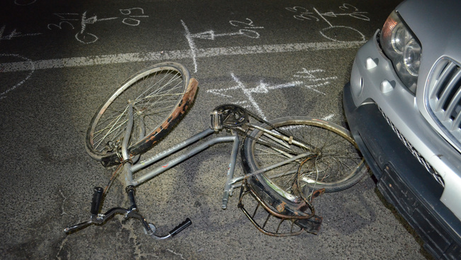 Sokkoló képek: elütötte a kivilágítatlan kerékpárost a terepjáró
