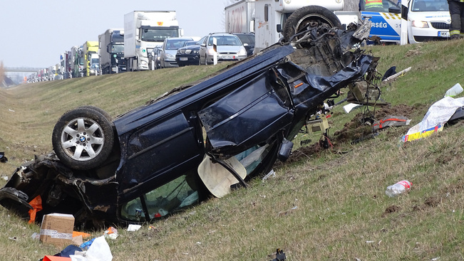 Sokkoló képek az M5-ösön történt halálos balesetről