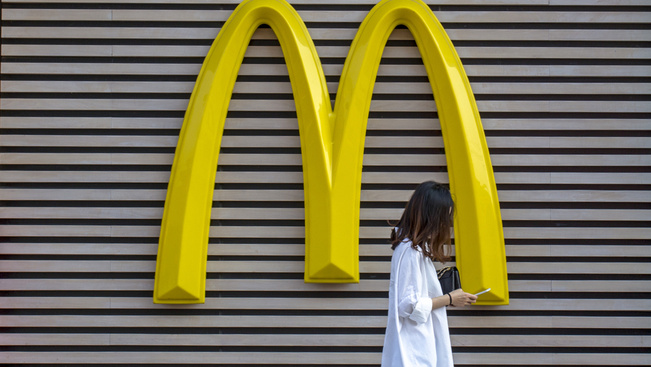 A McDonalds elvisz ötmilliárdot, aztán vissza is hozza