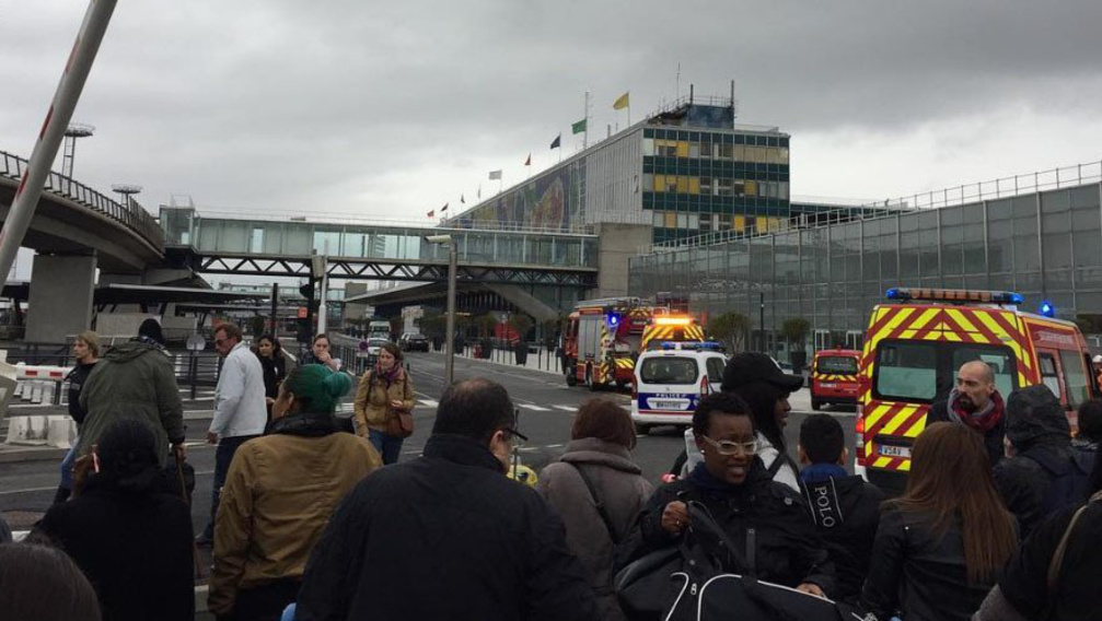 Lövöldözés a párizsi Orly repülőtéren