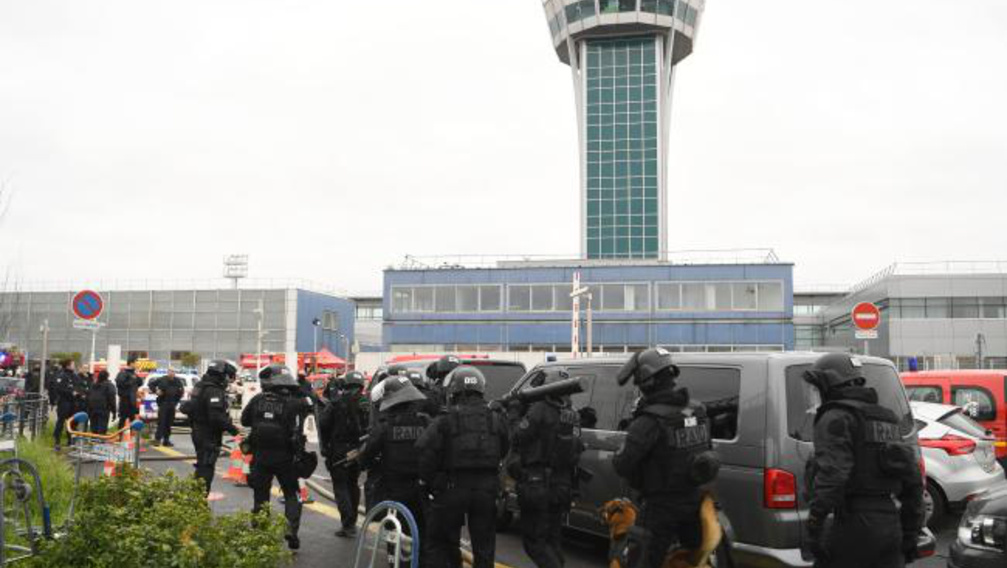 Francia rendőrség: mindenki kerülje el most az Orly repteret!