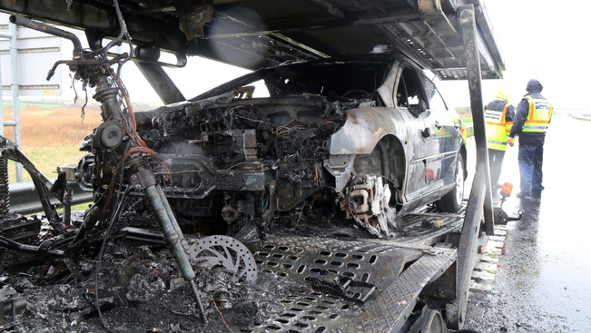 Sokkoló képek az M3-ason lángoló autókról - képgaléria