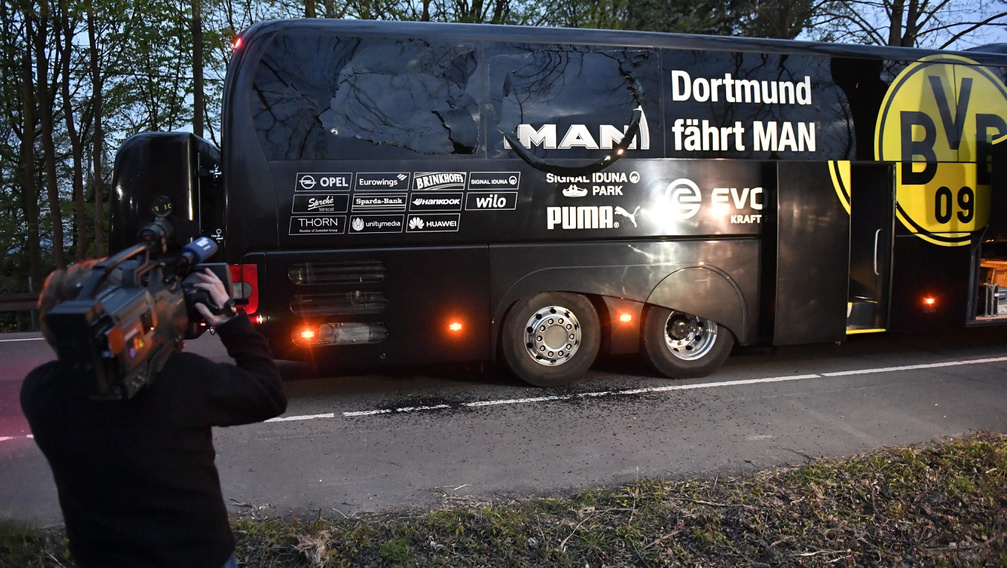 Sokkban vannak a Dortmund játékosai a robbantás után