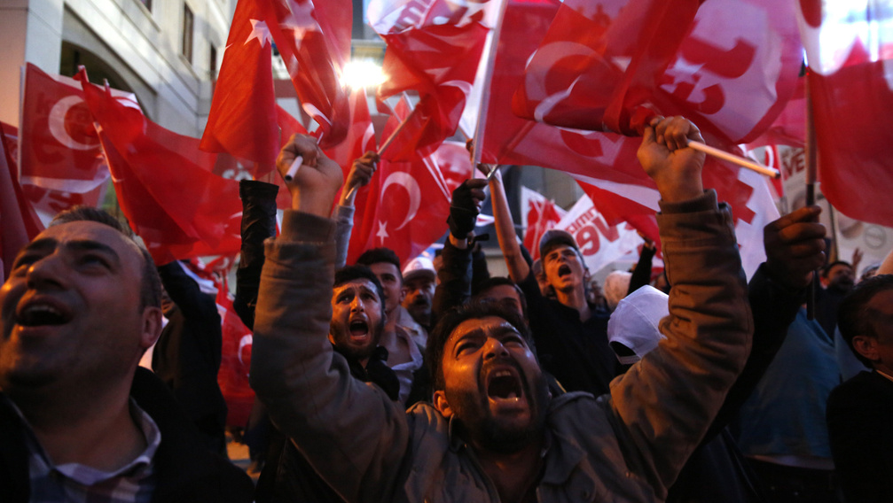 Törökországban az igen szavazatok győzelmét hirdette ki az államfő