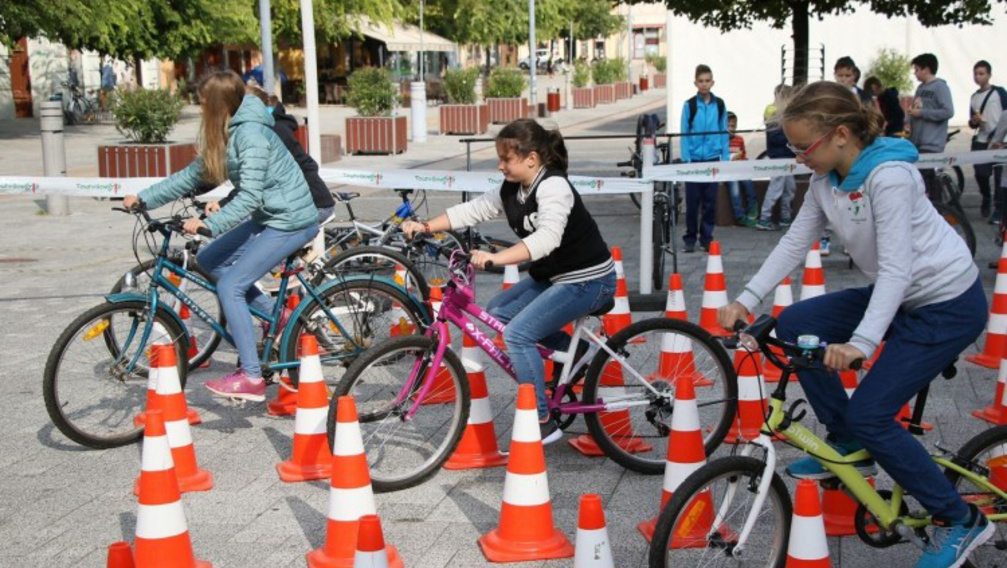 Bringaakadémia az iskolában! Testnevelés órán tanítják a kerékpározást