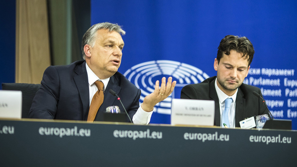 Sorost és Gyurcsányt is emlegette Brüsszelben Orbán