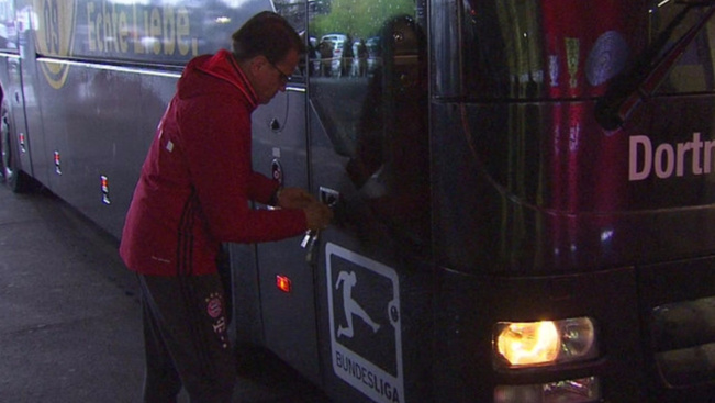 Megint gond volt a Dortmund buszával, ki kellett menteni a futballistákat