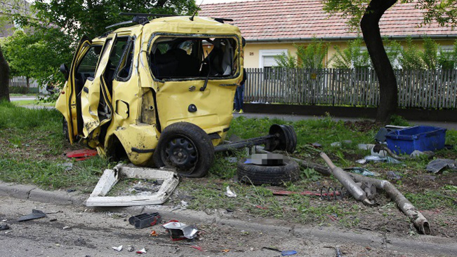 Tömegbaleset Debrecenben: öt autót tarolt le egy kamion