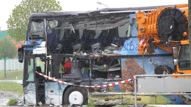 Súlyos buszbaleset a határ mellett, kórházban a magyar sofőr
