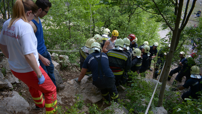 Hihetetlen mentőakció: kötélpályán mentették a Róka-hegyen lezuhant férfit - képgaléria