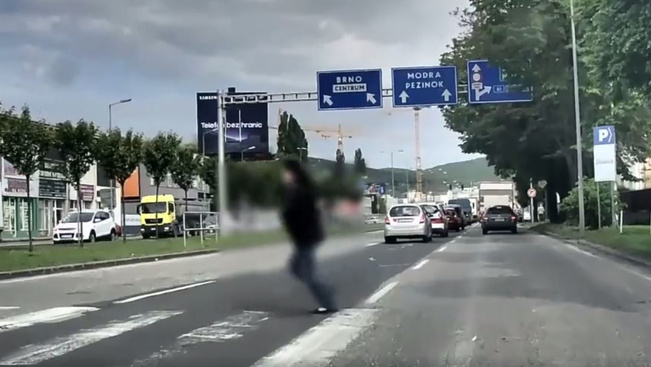 Sokkoló videó: a rendőrautó mellett gázoltak el egy nőt a zebrán