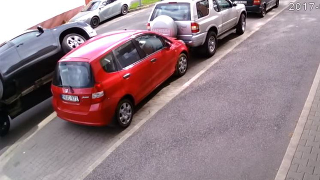 Két keréken parkolt be egy autós Győrben - videó