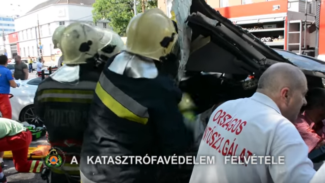 Megrázó videó: így vágták ki a buszmegállóba csapódott autóból a sérülteket (18+)