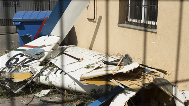 Egy udvarra zuhant a kisrepülő Nyíregyházán - fotó