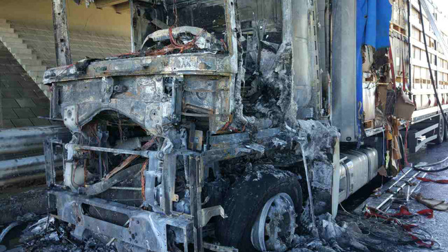 Sokkoló: ennyi maradt az M6-oson lángoló kamionból - képgaléria és videó