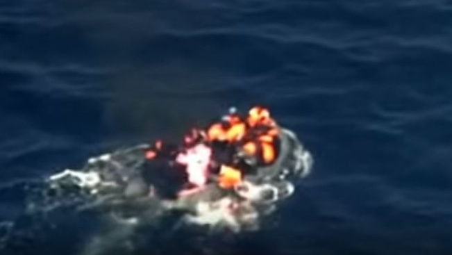 Kigyulladt egy migránsokkal teli csónak - videó