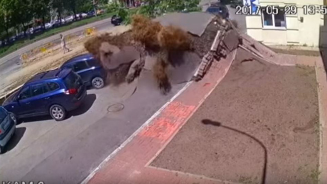 Döbbenetes videón, ahogy levegőbe repül egy kijevi utca