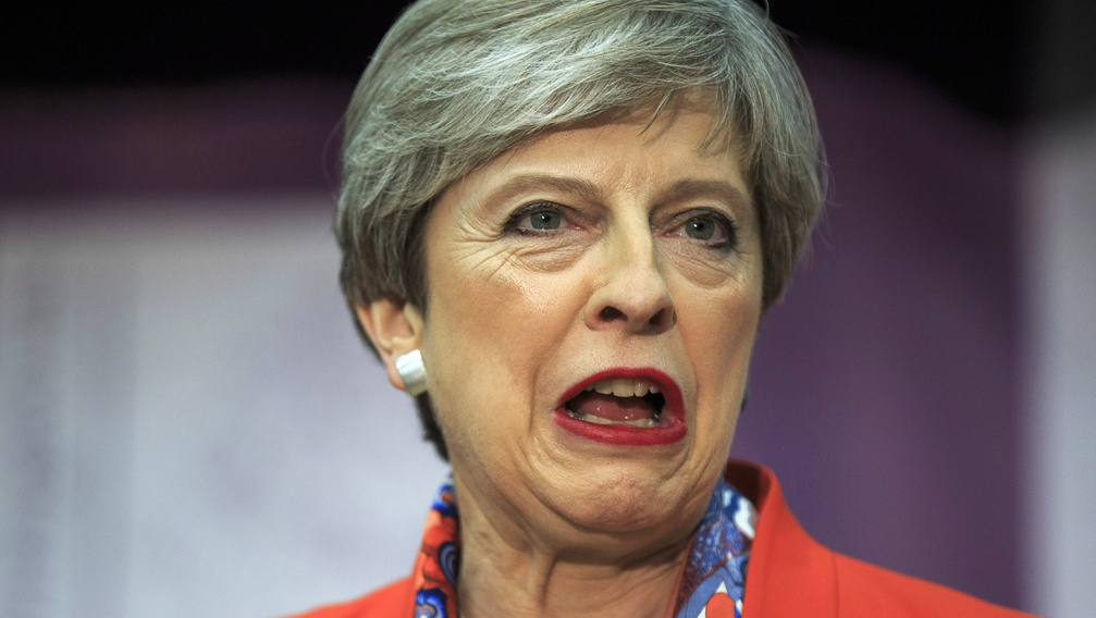 Theresa May elnézést kért péntek este
