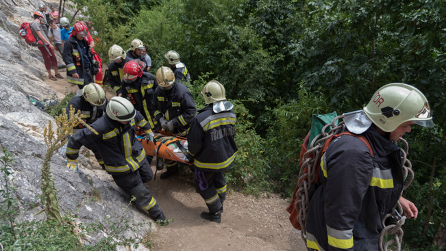 Budai mentőakció: tűzoltók hozták le a sérült hegymászónőt - képgaléria