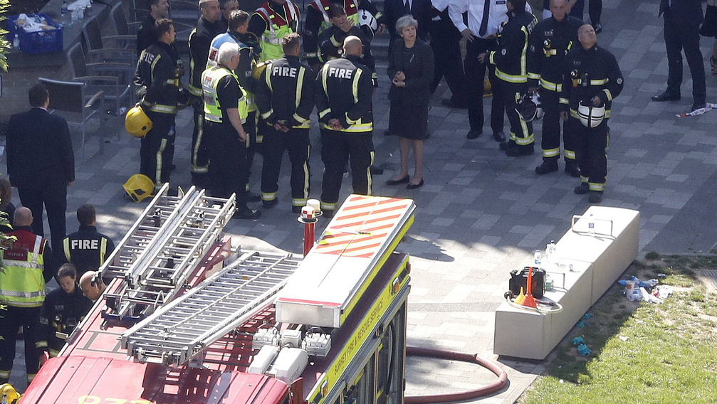 Londoni tűz: Theresa May is kap a népharagból