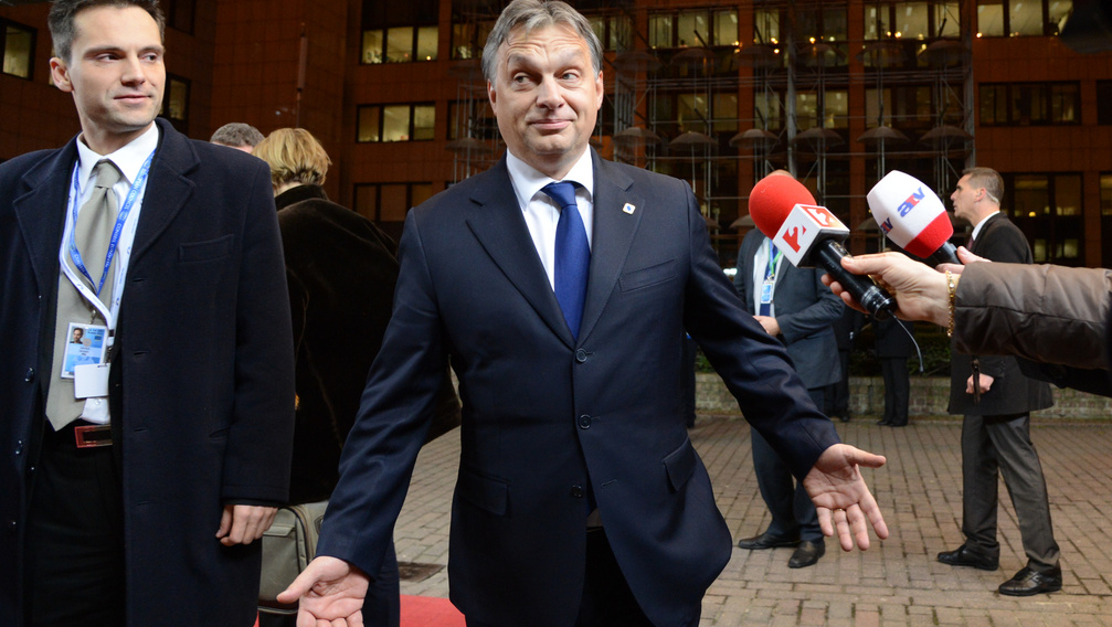 Orbán Viktor nem tér haza a plakáttörvény miatt
