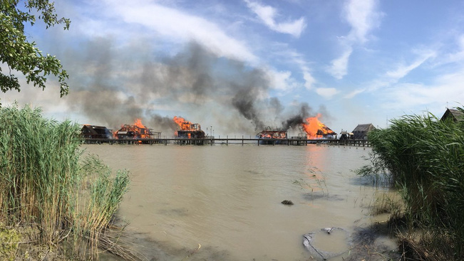 Porig égnek a házak a Fertő-tónál, nem tudják megfékezni a lángokat - videóval