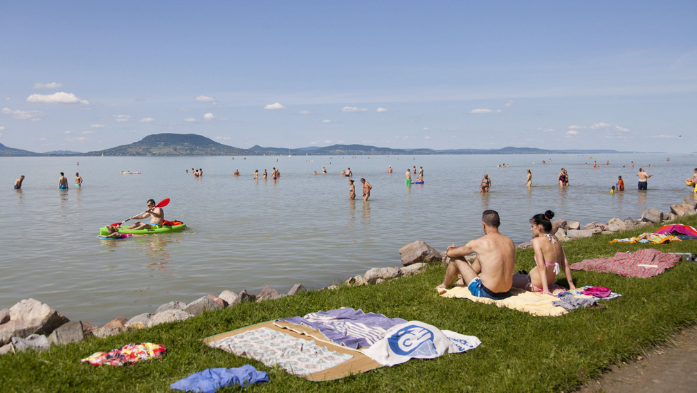 18 embert mentettek ki a Balatonból egyetlen nap alatt