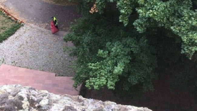 Kőfalra mászott Esztergomban egy öngyilkosságra készülő nő