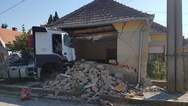 Döbbenetes kép: a házba csapódó kamion tartja a tetőt