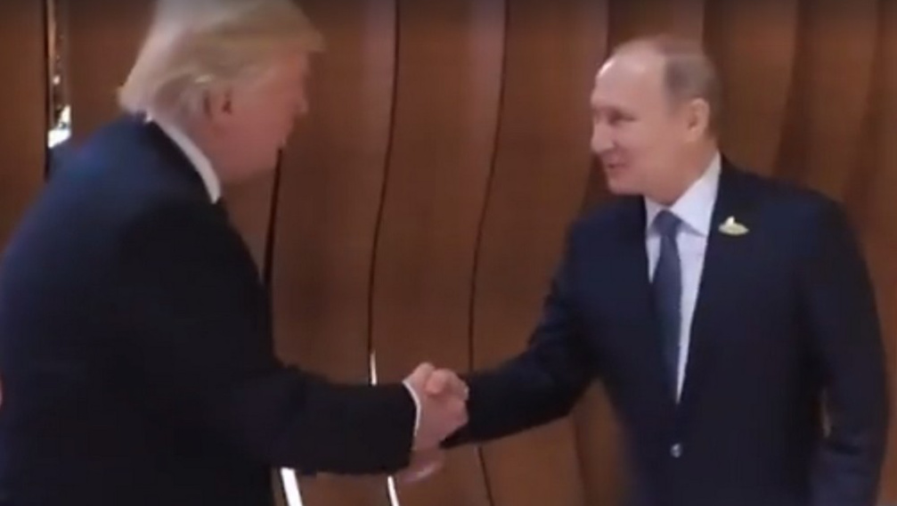 Trump és Putyin: itt az első kézfogás
