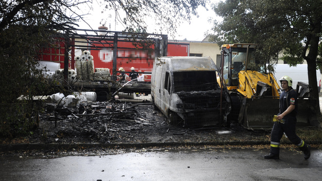 Döbbenetes fotók a kiégett járművekről - a lakókocsiból semmi sem maradt