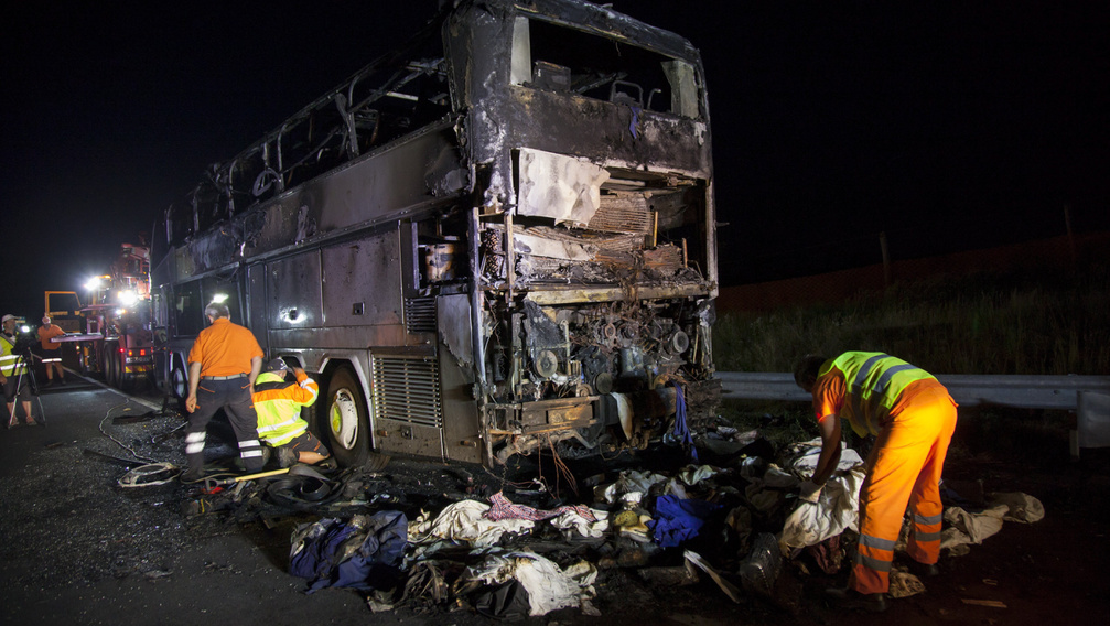 Sokkoló baleset! Kiégett egy turistabusz az M7-esen